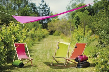 Voile d'ombrage triangulaire fushia à emmener partout avec soi - Leroy Merlin Emmenez votre petit coin d'ombre et de fraîcheur partout avec vous grâce à ce voile d'ombrage ! De forme triangulaire, il s’attache à l’aide des cordelettes à n’importe quel support y compris des arbres et des buissons le tout étant de bien tendre la toile. N’étant pas traité contre les U.V, ce voile en polyester crée pourtant une vraie zone d’ombre et ce n’est pas tout puisqu’il est également complètement imperméable. Côté design, sa couleur fushia s’accorde merveilleusement avec l’ambiance de la saison estivale. Leroy Merlin – Dim : 3x3x4.3m - grammage 260 g/m² - Prix :39,90 euros