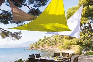 Trio de voiles d'ombrage triangulaires de différentes couleurs pour ombrager l'extérieur Hespéride Jouer avec le design et les couleurs du voile d’ombrage, une bonne idée pour créer un espace d’ombre personnalisé et tendance ! Triangulaires, ces trois toiles taupe, gris et vert permettent de couvrir d’ombre une grande surface mais également de rendre l’espace plus esthétique. En effet, n’hésitez pas avec des voiles triangulaires notamment à varier les hauteurs de fixation afin de créer un relief différent et une torsion élégante. Cela donnera un aspect déco tendance et permettra aussi une meilleure évacuation de l’eau en cas de pluie, que des avantages en somme ! Hespéride voile d’ombrage Anori – Dim 4x4x4 m (disponible en 2x2x2 ou 3x3x3) – Prix : 19,90 euros l’unité.