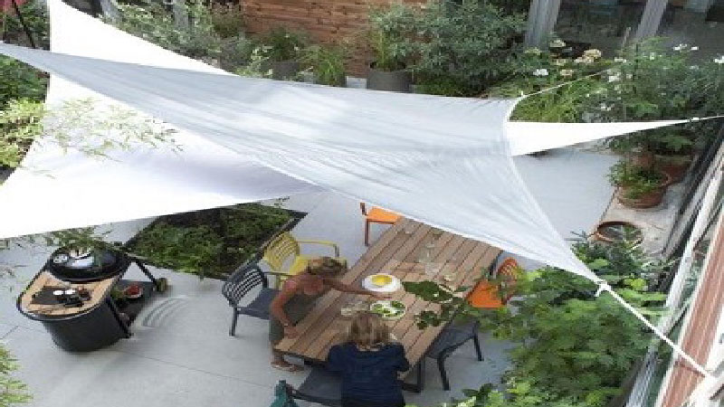 Le voile d'ombrage, l’abris esthétique, pratique et pas cher indispensable pour apporter de l’ombre sur la terrasse ou dans le jardin en été ! Facile à installer le voile d’adapte à toutes les surfaces à l’extérieur fixé aux murs ou sur des poteaux.