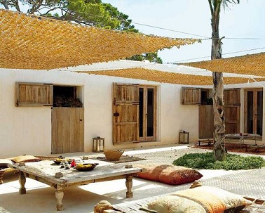 Toiles d'ombrage ajourées en filets pour un patio frais même l'été. Laveleria Ambiance tropicale et rayonnante avec ces voiles d’ombrage en filet. Plus raffinés et hauts de gamme que des toiles classiques, ces toiles ajourées sont moins résistantes et laissent passer les rayons du soleil. Pour autant, leur aspect ouvert est traité contre les U.V et permet de filtrer délicatement la lumière sans l’occulter complètement pour créer une zone d’ombre voluptueuse et délicate. A l’aspect beaucoup plus naturel, ces voiles d’ombrage sont spécialement conçues pour une exposition extérieure permanente. Laveleria – Voile d’ombrage devis à réaliser en ligne.