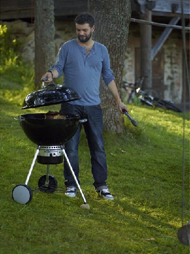Un barbecue Weber au design rond et moderne so chic ! Tout en rondeur, ce barbecue à gaz adopte un look moderne et pratique. Sur roues, de structure légère il offre une bonne surface de grill. Weber barbecue