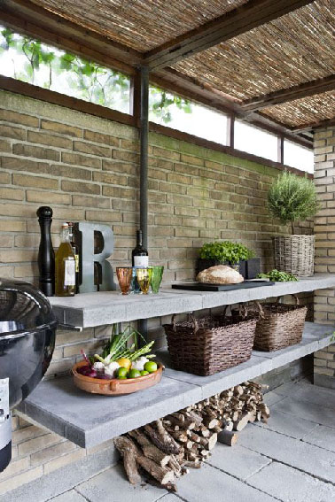 Un modèle de cuisine extérieur facile à aménager. Sur les murs en briques, 2 étagères en dalles de béton servent de plan de travail.