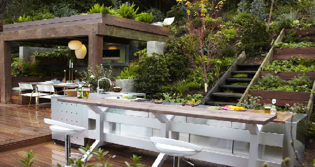 Sur la terrasse, dans le jardin la cuisine extérieure s'aménage pratique et confortable avec barbecue, évier et meubles comme une grande cuisine à la maison