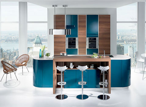 Le bar s'installe dans la cuisine ouverte pour un espace qui ne manque pas de convivialité ! Une déco de cuisine design dominée par le couleur bleu canard