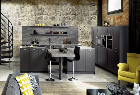 Le style est au rendez-vous dans cette cuisine ouverte à la déco noire ultra originale ! Esthétique et fonctionnelle, une cuisine ouverte dont tout le monde rêve !