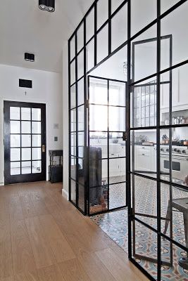 Un bonne idée pour relooker sa cuisine et en faire une cuisine ouverte, remplacer un mur par une verrière et créer une unité de revêtement de sol entre la cuisine et les autres pièces.