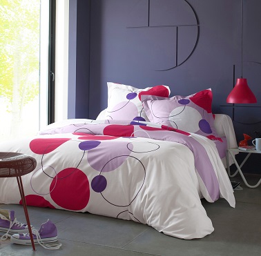 Parure de lit aux couleurs féminines et gourmandes sur fond blanc 100 % coton, l’atout déco parfait pour égayer la chambre à coucher pour pas cher. Collection linge de lit Bulles coton Colombine Blancheporte  