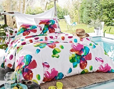Effet aquarelle sur ce linge de lit qui mélange couleurs, motifs floraux et pois. Sur le fond blanc, les couleurs ressortent deux fois plus. Un support pas cher pour faire entrer l’été dans la chambre. Linge de maison by Becquet aux 3 Suisses
