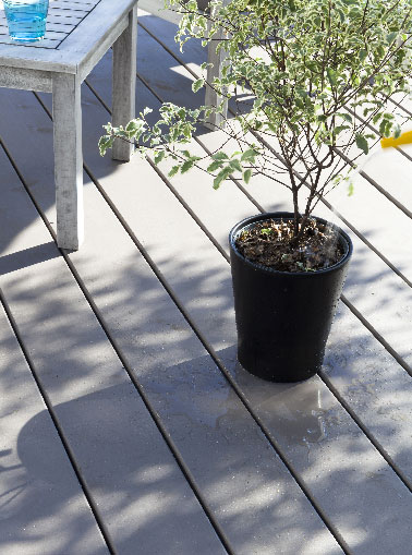 Nettoyer, peindre et entretenir une terrasse en bois avec la peinture Sol Terrasse sans dégriseur ni sous-couche V33