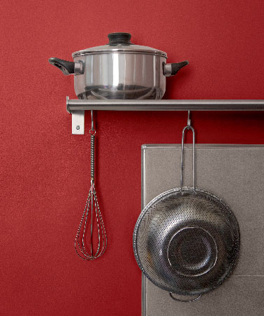 Une peinture rouge piment pour repeindre les murs d'une cuisine rouge et grise . La crédence est repeinte en gris métallisé de la gamme Déco Lab V33