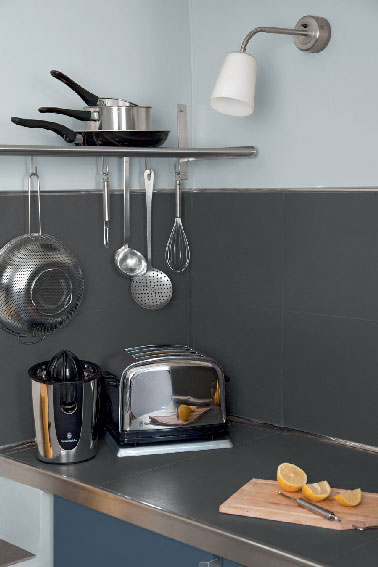 Peinture cuisine tout support pour relooker sa cuisine Une peinture cuisine qui fait tout. Pour repeindre les murs, le carrelage sur crédence ou plan de travail qui convient aussi pour repeindre le bois neuf ou déjà peint