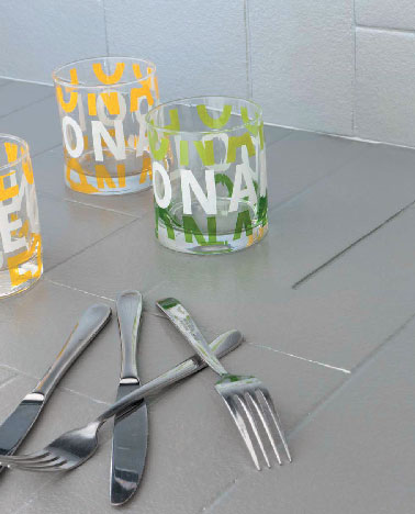 Pour repeindre le plan de travail en carrelage de cette cuisine la teinte gris galet de la gamme Peinture Cuisine 100% anti-tache Collection Déco Lab V33