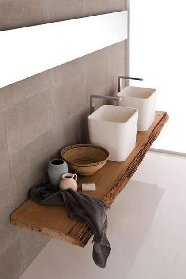 Plan de toilette aménagé avec une planche bois pour la déco d'une salle de bain minimaliste