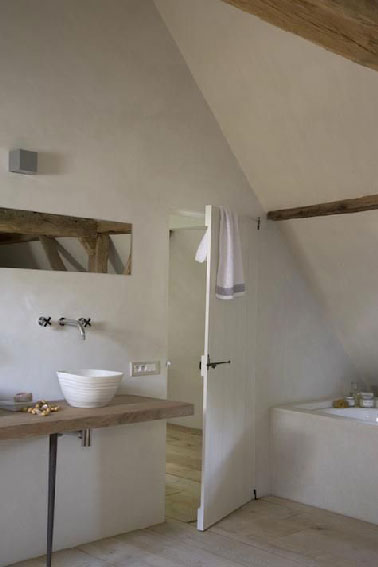 Plan vasque fait avec plan bois dans salle de bain zen