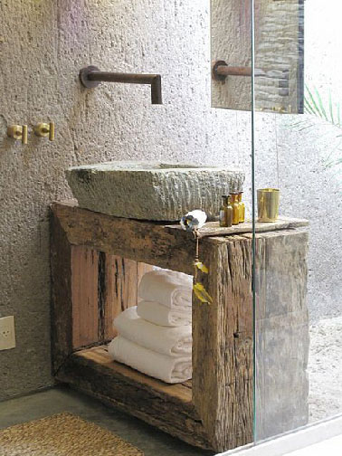 4 pièces de bois pris à la scierie, une vasque carré en pierre, un robinet mural, pour un plan vasque de salle de bain zen