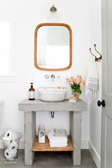 Un plan vasque sobre et élégant en béton brut et bois à faire soi-même qui peut aussi se placer dans les WC