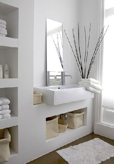 Monté en maçonnerie un ensemble colonne rangement et plan vasque sur mesure dans petite salle de bain