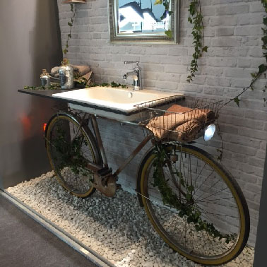 Original le vélo détourné en support du plan vasque en Corian