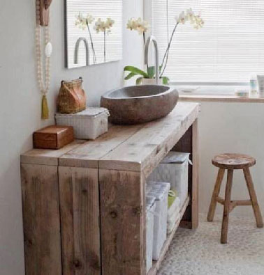 Ambiance naturelle dans la salle de bain avec un plan vasque fabriqué avec des traverses de bois teintées clair