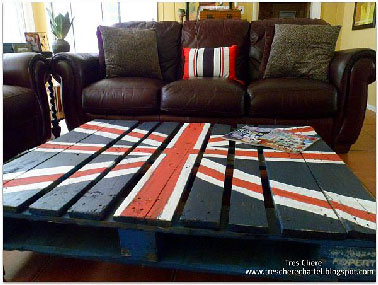 Une table basse en palette qui en jette avec le drapeau anglais peint sur le dessus. Des couleurs vives pour une table qui réveillera à coup sur un salon de cuir marron. 