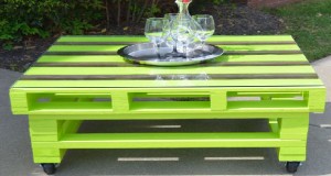 Pour fabriquer une table basse en palette qui complète le salon de jardin ou pour la mettre dans la maison, des idées dans la tendance déco palette pour s’inspirer