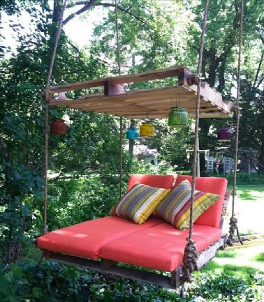 Balancelle de jardin 2 personnes en palette bois Lorsque 4 palettes et de la corde se transforment en une balancelle de jardin 2 places le farniente dans le jardin peut durer sans compter