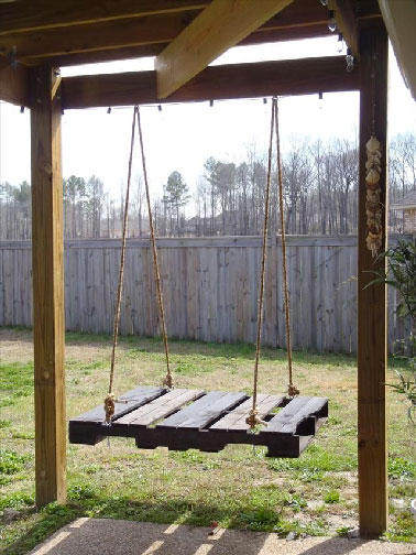 Elle fera la joie des enfants dans le jardin, une balancelle faite avec une palette accrochée sur un portique bois par 4 cordes lisses à portique. 
