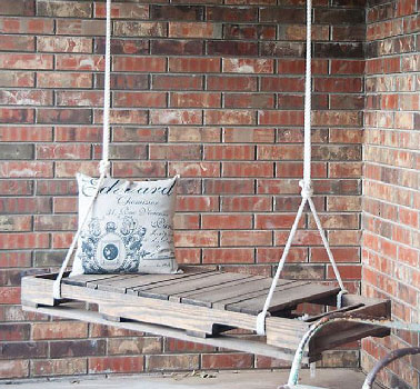 Balancelle jardin en palette suspendue sous une pergola Fixée au toit d'une pergola la balancelle de jardin en palette offre une vue directe sur le jardin. A loisir, elle peut servir de balançoire, ou de véritable balancelle en ajoutant un matelas sur la palette.