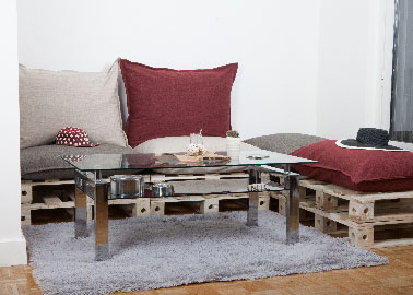 Banquette en palette bois agrémentée de coussins Une banquette qui se transforme en pouf ou canapé d'angle simplement en déplaçant les palettes. En jouant sur la couleur des coussins l'effet déco s'ajoute à l'aspect pratique du cencept de meuble modulable.