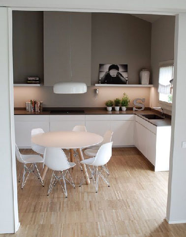 Pas de morosité dans cette cuisine blanche qui habille ses murs d’une peinture grise aux tonalités chaudes et reflet taupe. Le sol en parquet chêne clair participe à ambiance chaleureuse et conviviale de cette cuisine en L.