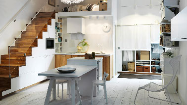 Redoublant d'ingéniosité pour optimiser l'espace d'un petit appartement une cuisine ouverte à faire avec la collection Métod d’Ikea. A retenir, les meubles de rangement de la cuisine aménagés sous l’escalier qui mène à la 2ème chambre.