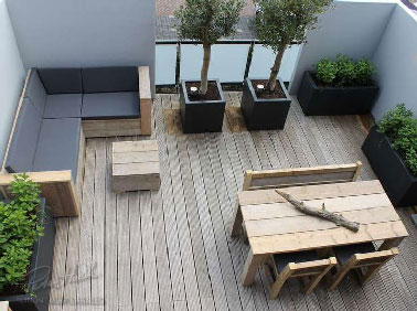 En ville, la terrasse en bois possède tous les atouts de confort et d'esthétique pour faire oublier le béton. Conjuguer à un salon de jardin en bois, l'ensemble devient irrésistiblement charmant 