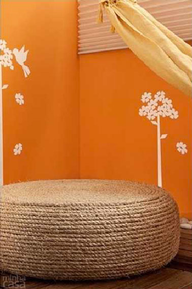 Plein feu sur un coussin de sol à fabriquer soi-même avec de la corde naturelle et un pneu de récup