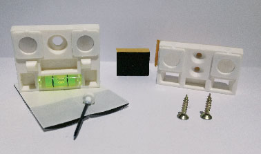 Adapté à tous les types de murs et efficace pour l'accrochage d'un tableau, de cadres photos ou de miroir quelque soit le poids, les kits de fixation ReverseMagnet sont prévus avec un niveau  pour vérifier l'horizontalité.
