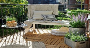 Même si c’est un balcon, pour aménager son extérieur en espace de détente avec du bois, des canisses, un mobilier peu encombrant, des idées déco cueillies sur Pinterest