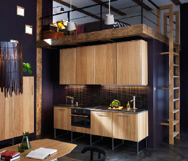 Si vous cherchez une idée pour faire une cuisine ouverte dans un studio, voilà une proposition d’aménagement avec des meubles Ikea convaincante d’efficacité. installée sous la mezzanine et ouverte sur le salon, elle tire son élégance des meubles de cuisine surélevés par de hauts pieds.