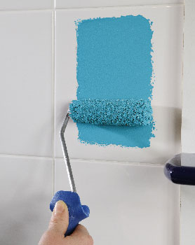 Avec la préparation du support, repeindre du carrelage avec des pinceaux et rouleaux appropriés au type de peinture et aux surfaces à couvrir est important. Il faut un pinceau à réchampir pour les angles et pour peindre les joints et un rouleau mousse pour le plat des carreaux.