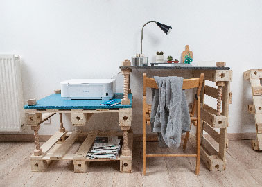 Pour faire évoluer le bureau en fonction de la pièce ou de son usage ajouter une palette, voire 2 dans la largeur ainsi qu’une planche, le tout fixé sur le même principe de vis bois. Dim du module de palettes de base : L160 x l60 x 80cm