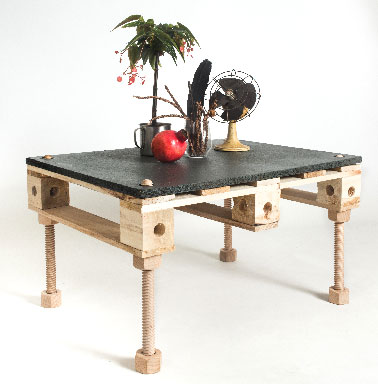 Afin d’adapter la table basse à nos besoins ou style déco, la hauteur de la palette est ajustable à l'aide du système des boulons fixant les pieds vis.