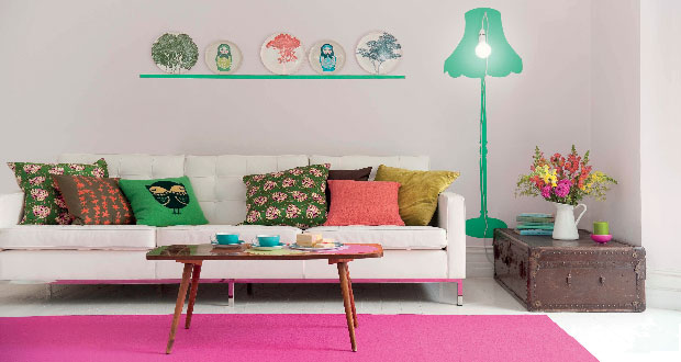 Les gagnants du jeu concours "Repeindre son salon" organisé par peinture Astral et Déco Cool choisissent parmi les 40 couleurs de la collection Echappée pour relooker leur salon avec une couleur tendance