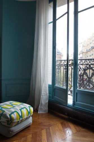 Salon Peinture teinte bleu de prusse Tollens collection Mise en Teinte disponible dans tous les magasins Castorama