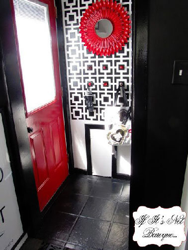 Moderne, originale et peps voilà ce qu’inspire la décoration de cette entrée en rouge et noir. Murs, porte, placard et sol sont passés par un bon coup de pinceau. Un vieux miroir a retrouvé une 2ème jeunesse avec le reste de peinture rouge de la porte.