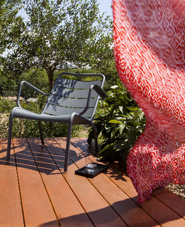 Efficace le résultat de l'entretien de cette terrasse bois après l’application de 2 couches du saturateur bois teinté teck opacifiant pour dissimuler les taches et défauts du bois