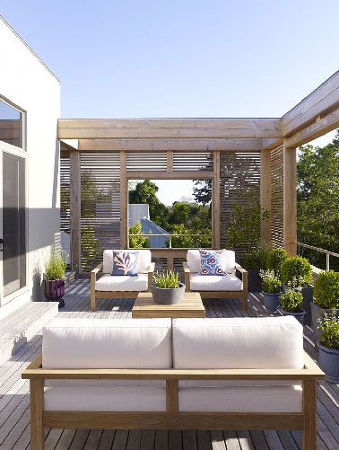 Ne cherchez où se cache la recette de la décoration de cette terrasse d’appartement ! Du bois, de la sobriété dans son aménagement, un mobilier confortable, de la végétation… Et la magie opère. 