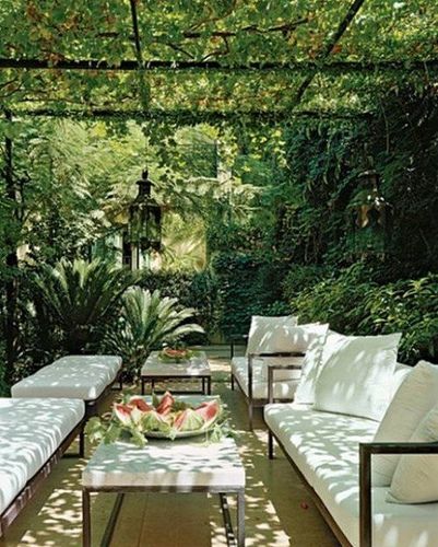 Aux heures les plus chaudes ou en soirée, à l’abri sous le patio couvert de verdure, une terrasse à la déco sympa avec ces deux salons de jardin  installés sur les deux longueurs.
