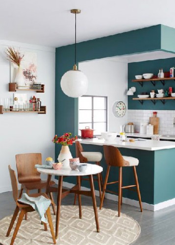 Un vent de fraicheur envahie la cuisine avec une peinture verte pour dynamiser l'ambiance blanche qui y domine. Pour être efficace nul besoin de tout repeindre, un mur de séparation, celui de la crédence en vert suffit à refaire une beauté vitaminée aux meubles blancs. 