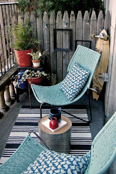 Un aménagement de balcon qui met à bas la déco conformiste du style urbain avec une barrière en pieux de bois pour claustra. Celle-ci en place, bien à l'abris du vis à vis, on peux s’évader vers d’autres ambiances calé dans ses fauteuils tressés bleu turquoise qui subliment le balcon.