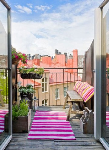 Pour aménager ce balcon et compenser son manque de largeur, la bonne idée a été de faire le sol du balcon avec le même revêtement parquet bois que celui du salon. 