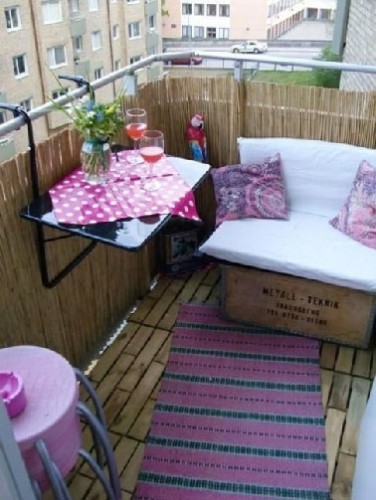 Intimité assurée sur le balcon grâce à du canisse et un sol en caillebotis pour s’aménager un espace extérieur rien qu’à soi.  Pour l’aspect déco, coussins, tapis, set de table de couleur flashy et la détente peut commencer.