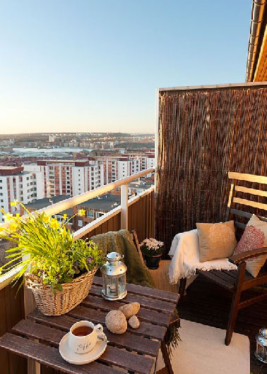 Fini le vis-à-vis sur le balcon avec une claustra en bambou hyper occultante. Pour assouvir le besoin de déco nature et mêler le style urbain, sol et mobilier de jardin en bois.